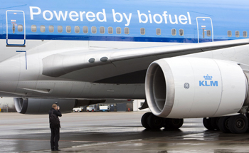 Пассажирский самолет голландской авиакомпании KLM осуществил экспериментальный полет на возобновляемом топливе. Фото: телеканал NTD
