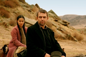 Улжан (Аянат Ксенбай) встречает французского путешественника Шарля (Филипп Торетон) в казахской пустыне. Кадр из фильма