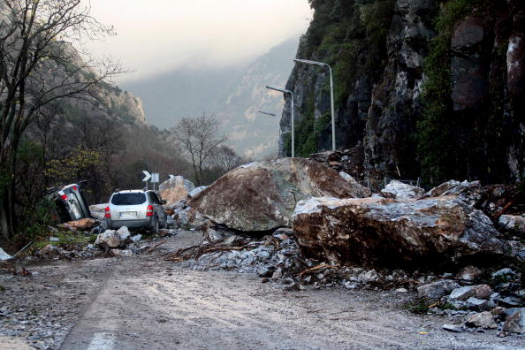 Пошкоджені значним обвалом автомобілі на півночі Греції. Каменепад паралізував головну магістраль країни, забравши життя однієї людини. Фото: SAKIS MITROLIDIS / AFP / Getty Images