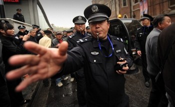 Полиция блокирует место проведения протестов в Шанхае. 27 февраля 2011 год. Фото: Peter PARKS/ Getty Images