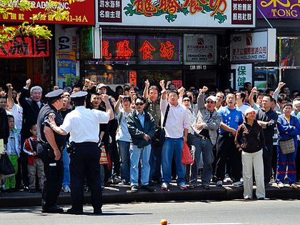 Сторонники КПК перебивают организаторов «Выхода из КПК» в нью-йоркском Флушинге. Фото: Дай Бин /The Epoch Times