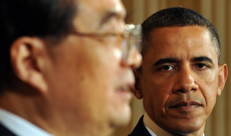 Барак Обама смотрит на Ху Цзиньтао, который отвечает на вопросы во время пресс-конференции в Белом Доме. 19 января 2011, Вашингтон, США. Фото: Jewel Samad/AFP/Getty Images