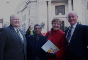 Обладатель Ордена Британской Империи г-н Браун (крайний слева) и его супруга с друзьями. Фото: The Epoch Times