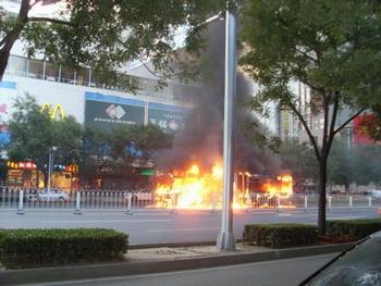 Пекін. Автобус №17 повністю згорів. 21 вересня 2009. Фото з epochtimes.com