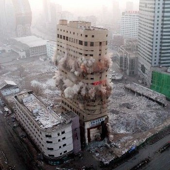 По всьому Китаю зносять велику кількість новобудов. Знесення 23-поверхового готелю. Місто Шеньян провінції Ляонін. Фото з china.huanqiu.com