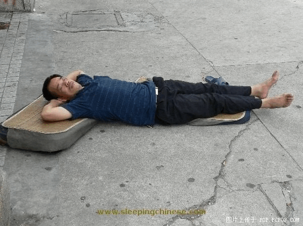 Сон китайців в громадських місцях. Фото: Bernd Hagemann