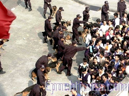 Забастовка рабочих электронного завода Айгао. Фото: Великая Эпоха