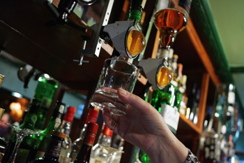 Україна посідає п'яте місце в світі за рівнем вживання алкоголю на людину. Фото: Matt Cardy/Getty Images
