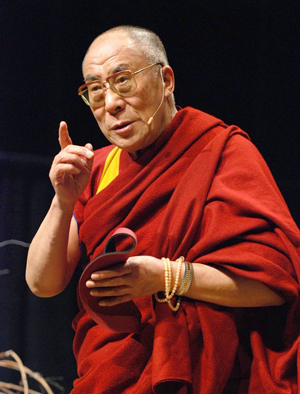 Тибетський духовний лідер Його Святість Далай-лама вітає прихильників та буддійських ченців, що перебувають у вигнанні, в палацовому храмі в Дхарамсала 10 березня 2008 р. під час урочистого вшановування 49-ї річниці Тибетського народного повстання. Тибетс