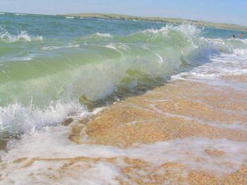 Из-за штормов, которые зимой и этой весной разрушили многие песчаные пляжи, курортный сезон на побережье Азовского моря находится под угрозой срыва, считают эксперты. Фото: otdohninamore.at.ua