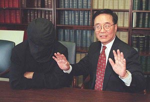 1998 год. Исполнительный директор Laogai Research Foundation г-н Гарри У (справа) и сотрудник тюремной администрации (слева), засвидетельствовали существование в КНР порочной практики извлечения и последующей продажи органов мертвых заключенных. Фото: Люк