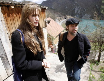 Посол доброй воли Анджелина Джоли и Бред Питт посетили деревню беженцев на востоке Боснии. Фото: AMEL EMRIC/AFP/Getty Images