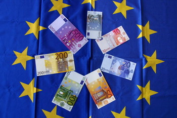 Европейской валюте аналитики прогнозируют «клиническую смерть». Фото: THOMAS COEX/AFP/Getty Images