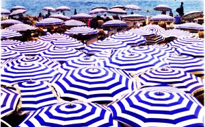 Канны: навесы куполов и море пляжных зонтиков, кажется, дополняют друг друга. Фото: Клайв Брэнсон/Специально для Великой Эпохи