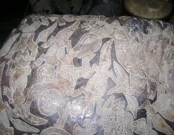 Малюнок на цьому камені показує динозавра, який їсть людину. Тому деякі вважають, що люди існували 65 мільйонів років тому. Фото з сайту theepochtimes.com 