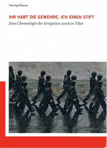 Перекладена німецькою мовою книга Тсерінг Воєсер «У вас зброя, а у мене перо», опублікована в жовтні 2009 р. видавництвом «Лунг». Фото з epochtimes.de