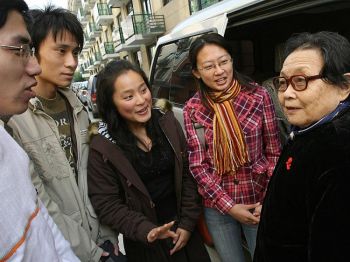 Гао Яоцзе (справа) во время серии университетских лекций в Шанхае, рассказывает студентам о предохранении от СПИДА. 30 ноября 2006 г. Фото: Марк Ролстон /AFP /Getty Images