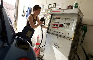 Жінка-водій заправляє свою машину біодизельним паливом в Беркелі, Каліфорнія, США. Фото: Justin Sullivan/Getty Images