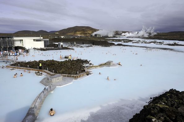 Отдых в горячих источниках Исландии - Голубая Лагуна. Фото: AFP