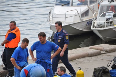 Рятувальникам МНС вдалося врятувати дорослого і чотирьох дітей. П'ятого, за уточненими даними, хлопчика 2002 року народження з Москви, поки знайти не вдалося. Фото МНС