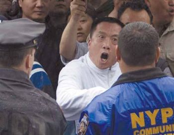 Флашинг, Нью-Йорк: Полицейские сдерживают людей, нападающих на последователей Фалуньгун. Фото: clearwisdom.net