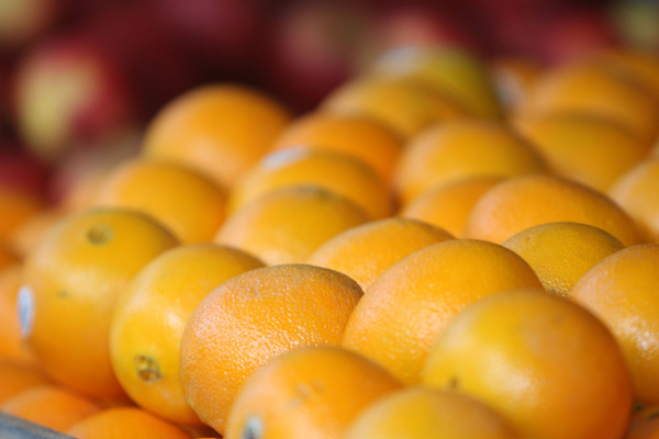 В продуктах помаранчевого кольору містяться вітамін С і солі фолієвої кислоти, які зміцнюють серцево-судинну систему. Фото: Sandra Mu / Getty Images