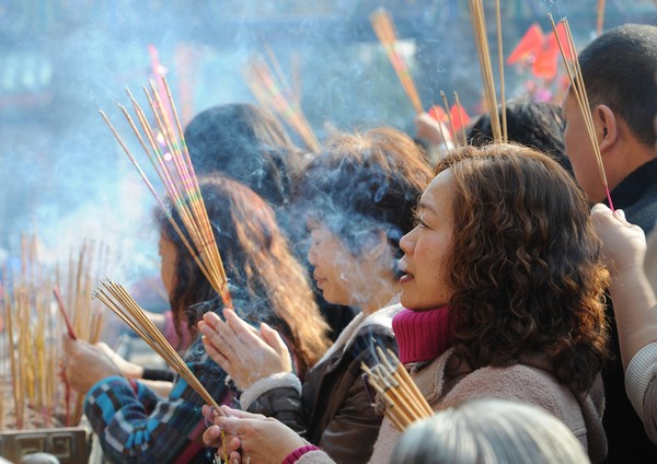 Новогодние возжигания благовоний в храмах. Гонконг. 3 февраля 2011 год. Фото: MIKE CLARKE/AFP/Getty Images