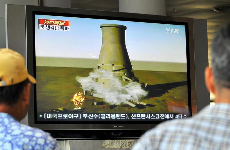 Південнокорейці дивляться програму телевізійних новин у Сеулі 27 червня 2008 р. На відео показана робота ядерного комплексу в Йонбені (КНДР). Фото: JUNG YEON-JE/AFP/Getty Images