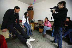 Бао Сішунь і його молода дружина Сіа Сішунь дали інтерв'ю у своєму будинку 30 березня 2007 р. Фото: China Photos/Getty Images