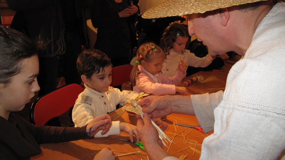 Анжелика Рудницкая научила звездных детей делать ангела из соломы. Фото: Оксана Позднякова/The Epoch Times Украина 