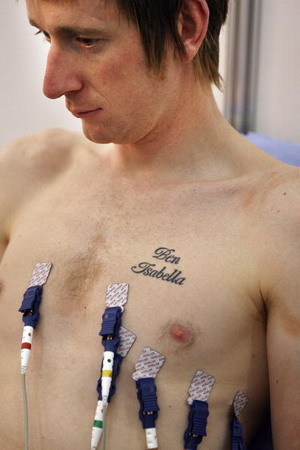 Навіть тимчасове татуювання може принести шкоду здоров'ю, так стверджують португальські медики. Фото: DOMINIQUE FAGET/AFP/Getty Images