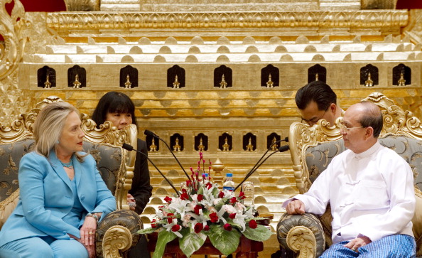 Президент Мьянмы Тейн Сейн провел встречу с госсекретарем США Хиллари в Администрации Президента в Нейпьидо. Мьянма, 1 декабря 2011 года. Фото: Saul Loeb/Getty Images 