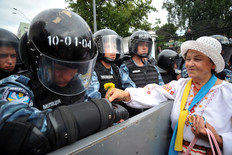 Пенсионерку посадили на 10 суток за ленту Януковича. Фото: Genya Savilov/Getty Images