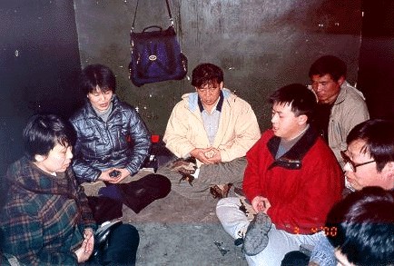 Арестованные в Пекине последователи Фалуньгун выполняют медитативные упражнения. Фото: minghui.org