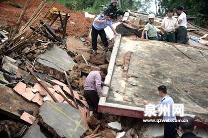 В результате сильных дождей в провинции Гуандун происходят многочисленные оползни