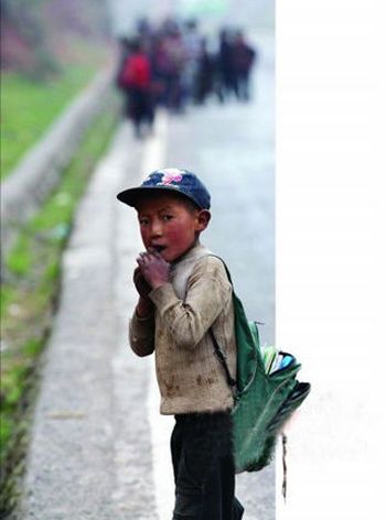Из-за крайней бедности, родители сами отдают своих несовершеннолетних детей на работу на заводы и фабрики. Фото с epochtimes.com