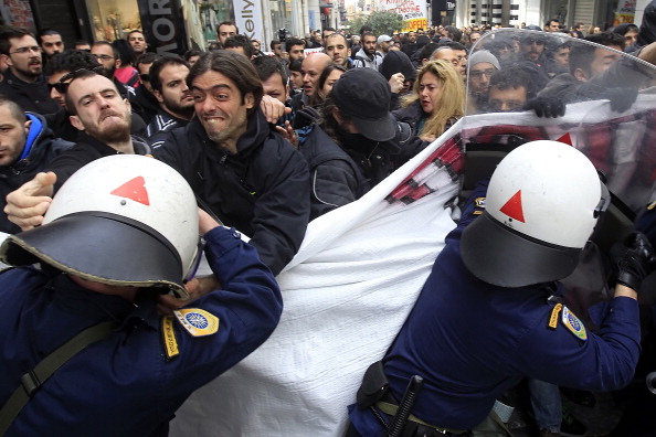 Зіткнення демонстрантів з поліцією в центральному торговому районі Афін 13 квітня 2014 р. Фото: STR/AFP/Getty Images