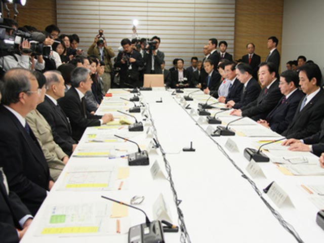 Секретарь Кабинета министров Японии Ясухиро Сонода на пресс-конференции в Токио показательно выпил стакан воды, взятой из лужи между пятым и шестым реакторами АЭС «Фукусима-1». Фото: http://www.kantei.go.jp