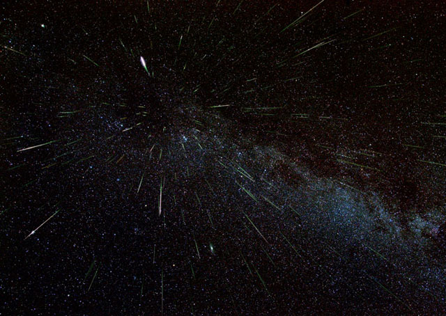Персеїди в 2007 році. Фотографія отримана із загальною витримкою більше 15 годин протягом 11-13 серпня. Всього на знімок потрапило 253 метеора. Фото: Fred Bruenjes / biguniverse.ru