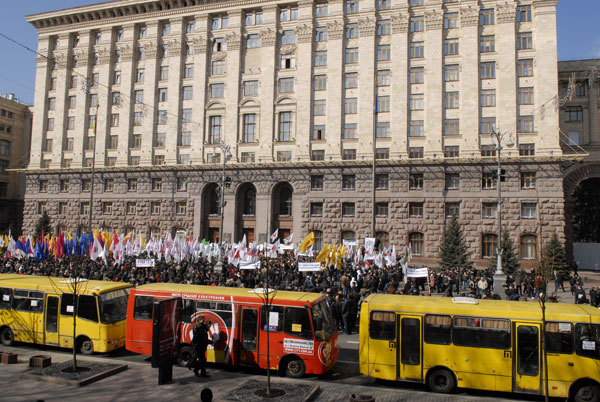 Массовый протест возле киевской мэрии 26 марта. Фото: Владимир Бородин/The Epoch Times