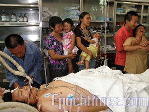 Жена, дети и родители у тела Лэй Минчжун. Фото: Великая Эпоха