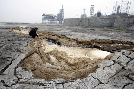 Працівник служби захисту навколишнього середовища бере пробу на наявність забруднюючих речовин у захисній зоні озера Донтін у м. ЦзянЦзяцзуй округу Ханьшоу провінції Хунань, Китай. Фото: Photo by China Photos/Getty Images