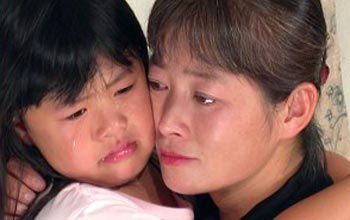 ТРАГЕДІЯ: Друзі Дін Ян, маленька Чжень-Чжень і її мама, плачуть після того, як батько Чжень-Чжень і Дін Ян загинули в результаті переслідування. Фото надане Студією фільмів Шень Чжоу