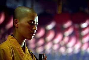 Буддійський чернець промовляє молитву. Фото: Adek Berry/AFP/Getty Images