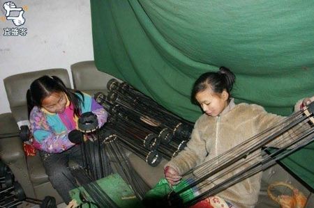 Рабська праця дітей в Китаї: Виготовлення червоних ліхтарів . Фото epochtimes.com 