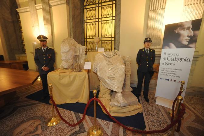 Итальянская полиция изъяла у «черных археологов» большую статую Калигулы. Фото: roma.corriere.it/