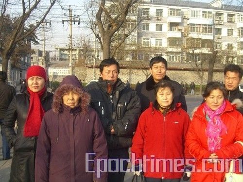 Апелянт із Синцзяня Фен Юнцзі з сім'єю приїхали до Пекіна для подачі апеляції. Фото: Велика Епоха