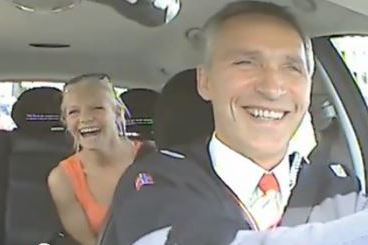 Прем`єр Норвегії попрацював водієм протягом дня. Кадр з відео на YouTube