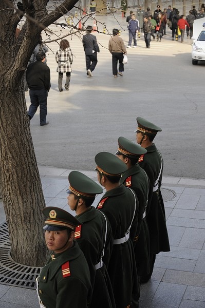 Вокруг площади Тяньаньмэнь полиция в особом режиме фотографирует, проверяет документы, осматривает сумки, останавливает апеллянтов и запрещает фотографировать журналистам. Фото с epochtimes.com