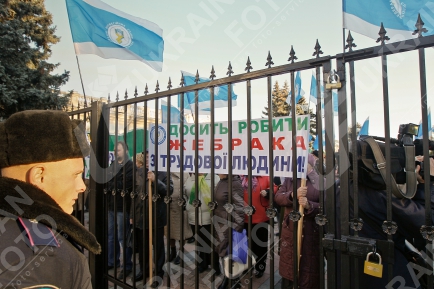 Около Верховной Рады протестуют против ограничения социальных льгот. Фото: ukrafoto.com